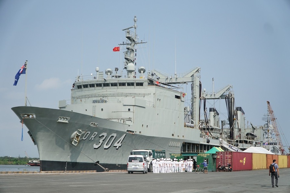 3 tàu hải quân Australia cập cảng TPHCM - 11 Tàu HMAS CUCCES có khả năng tiếp vận cả ngày lẫn đêm hoặc tiếp vận bằng trực thăng của tàu