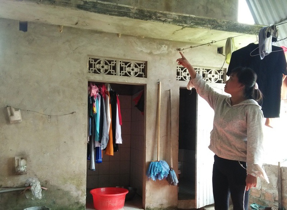 Hoang mang phát hiện bể nước nghi bị đổ thuốc diệt cỏ vào - 1 Bể nước của gia đình chị Tâm bị kẻ xấu đổ thuốc nghi là thuốc cỏ