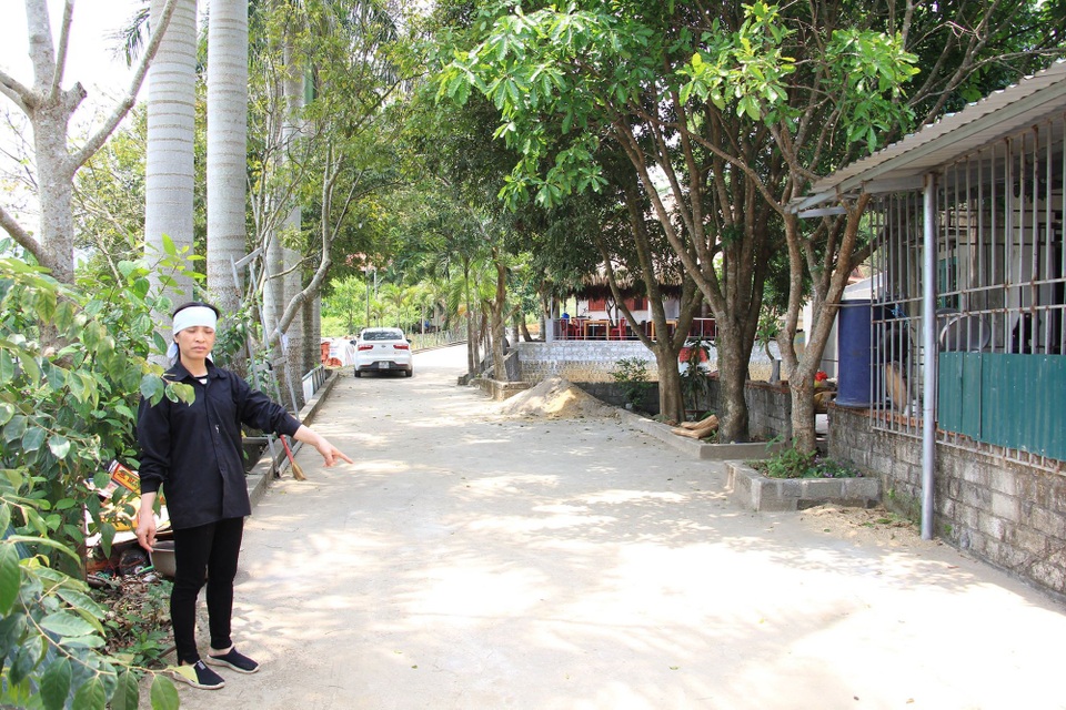 Nguyên Đại tá công an đánh anh trai gây thương tích nặng - 2 Bà Hoan (vợ ông Hồng) chỉ nơi xảy ra vụ việc