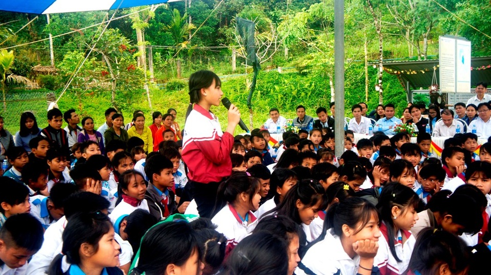 Học sinh miền núi học cách tiêu tiền “tiết kiệm, hiệu quả” - 4 Học sinh giao lưu tại buổi học ngoại khóa