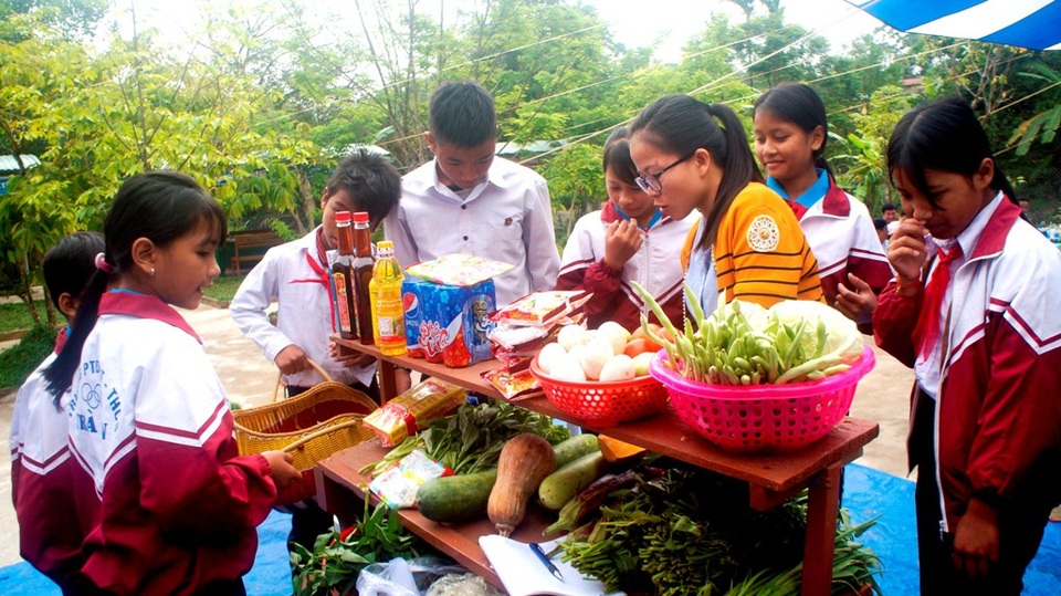 Học sinh miền núi học cách tiêu tiền “tiết kiệm, hiệu quả” - 5 Các em học sinh học cách chi tiêu bữa ăn cho hiệu quả