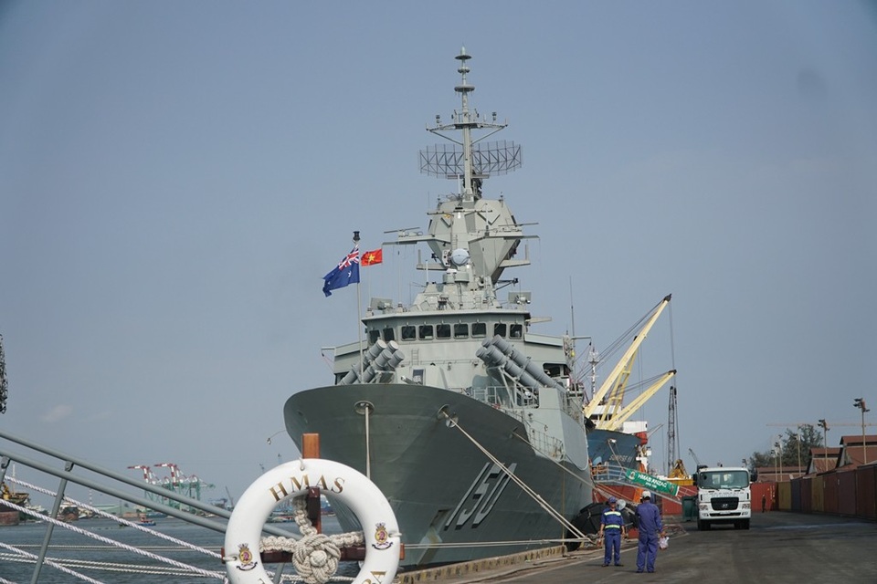 3 tàu hải quân Australia cập cảng TPHCM - 6 Giống tàu HMAS TOOWOOMBA, tàu HMAS ANZAC có cùng tải trọng và chiều dài, trang bị vũ khí giống nhau