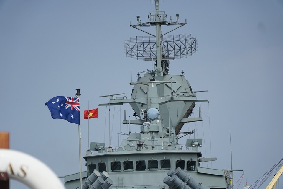 3 tàu hải quân Australia cập cảng TPHCM - 9 Hệ thống radar của tàu khu trục trực thăng HMAS ANZAC