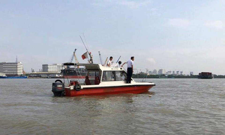 Lực lượng chức năng tuần tra, phân luồng giao thông trên sông