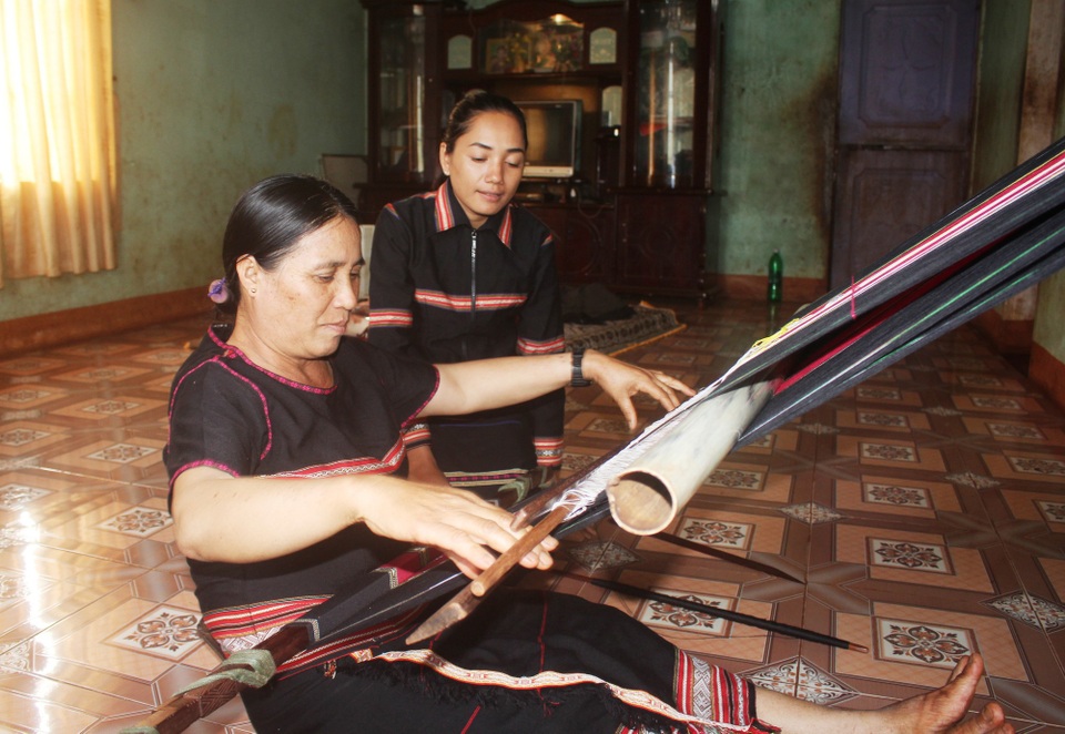 Những “bàn tay vàng” của làng thổ cẩm Gla - 1 Bà Mlốp là người giữ lửa cho nghề dệt Gla