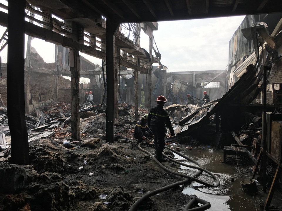 Khói lửa bao trùm xưởng sản xuất hạt nhựa - 5