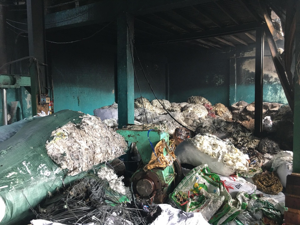 Khói lửa bao trùm xưởng sản xuất hạt nhựa - 4