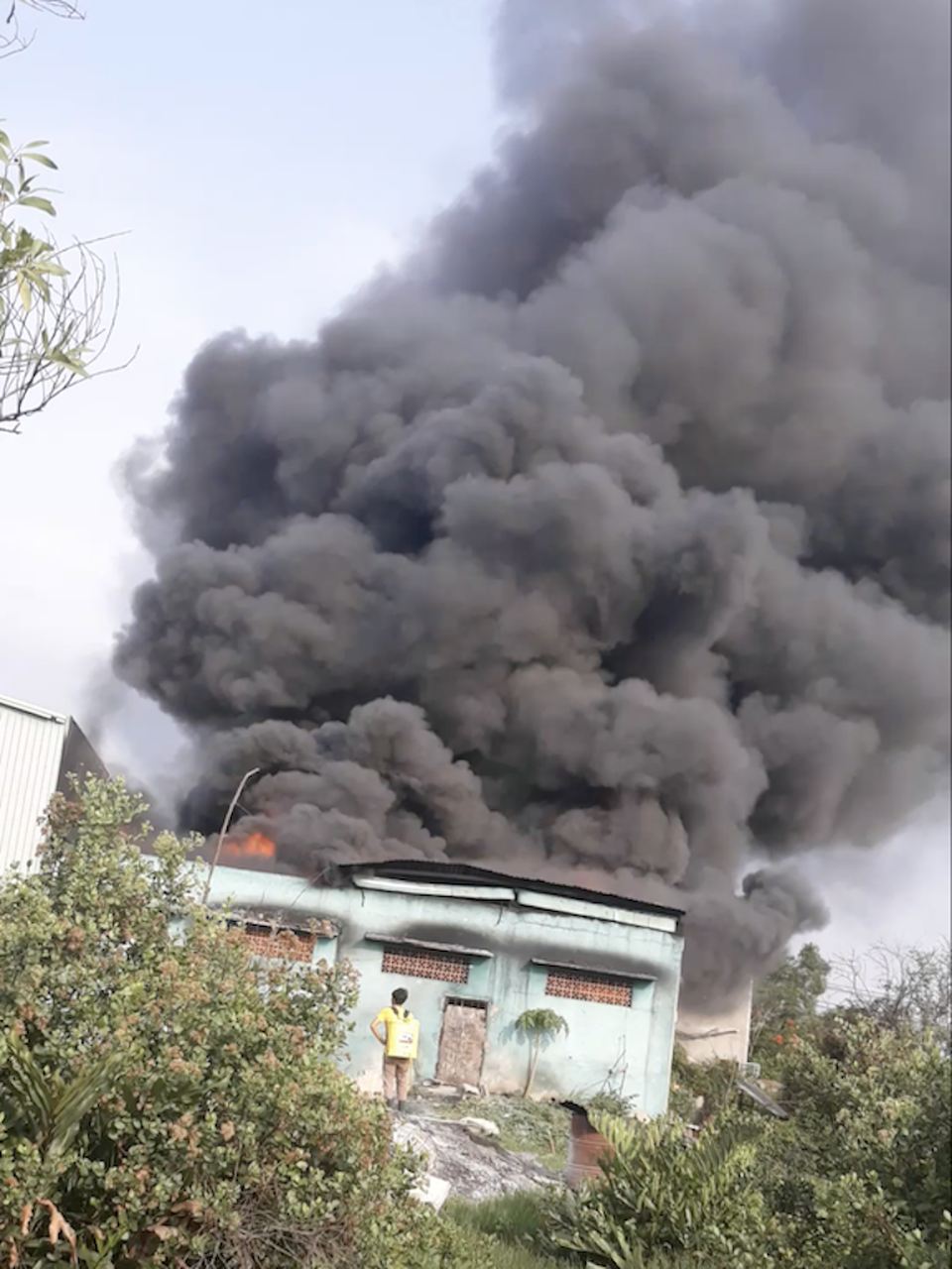 Khói lửa bao trùm xưởng sản xuất hạt nhựa - 1