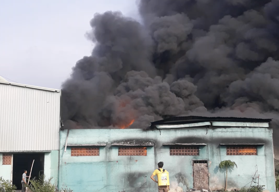 Lửa bao trùm cả khu vực nhà xưởng