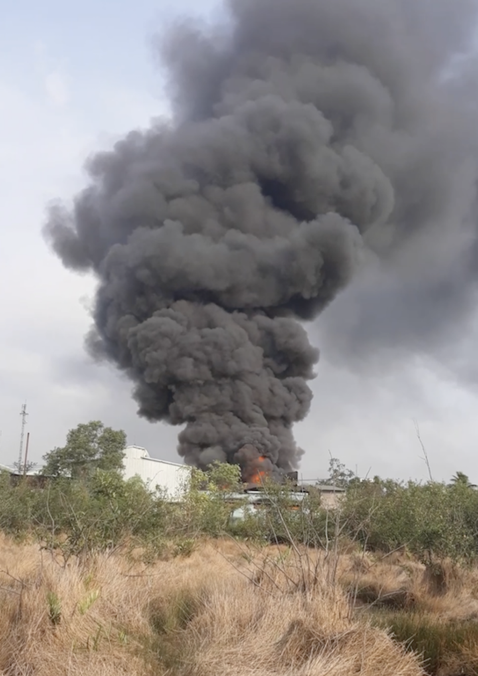 Cột khói cao cả chục mét