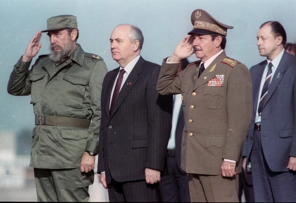 
Lãnh tụ Fidel Castro cùng em trai Raul Castro (thứ hai, bên phải) chụp ảnh cùng lãnh đạo Liên Xô Mikhail Gorbechev (thứ hai, bên trái) năm 1989. Ông Raul Castro đã sát cánh cùng anh trai Fidel trong cuộc cách mạng Cuba ngay từ những ngày đầu. Cùng với Fidel Castro và Che Guevara, ông Raul là một trong 3 nhân vật nổi bật nhất của cách mạng Cuba. Sau khi cách mạng thành công, ông Raul nắm giữ các vị trí chủ chốt như Bộ trưởng Quốc phòng, Bí thư thứ hai Ban chấp hành Trung ương dảng Cộng sản Cuba.
