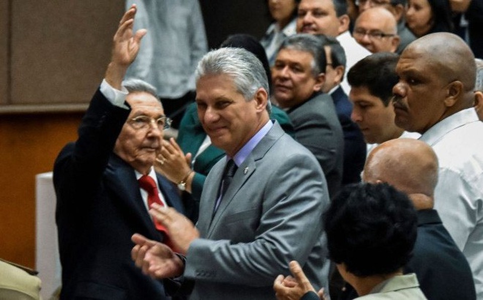 Cuba đã chọn ứng viên duy nhất kế nhiệm Chủ tịch Raul Castro - 1
Ông Raul Castro (trái) và ông Miguel Diaz-Canel trong phiên họp quốc hội ngày 18/4. (Ảnh: Reuters)