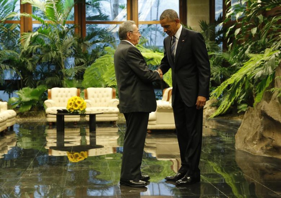 
Chủ tịch Cuba Raul Castro bắt tay Tổng thống Mỹ Barack Obama tại Havana trong chuyến thăm lịch sử của nhà lãnh đạo Mỹ tháng 3/2016.
