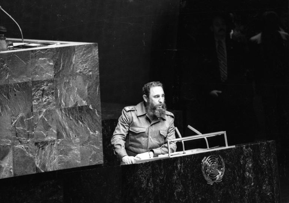
Năm 1976, ông Fidel được bầu làm Chủ tịch Hội đồng Nhà nước Cuba, một chức vụ vừa là nguyên thủ quốc gia, vừa là người đứng đầu chính phủ. Trong ảnh, Lãnh tụ Cuba phát biểu tại Liên Hợp Quốc ở New York (Mỹ) năm 1979.
