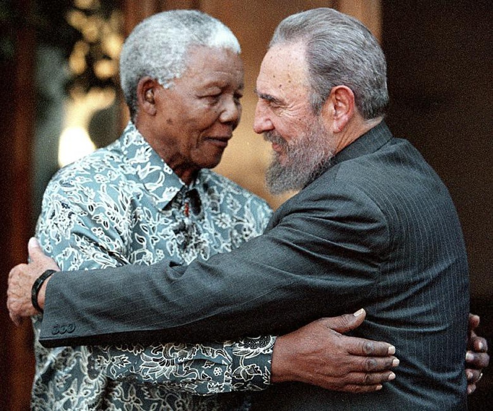 
Lãnh tụ Fidel ôm cựu Tổng thống Nam Phi Nelson Mandela trong chuyến thăm nhà riêng của ông Mandela ở Houghton, Johannesburg năm 2001.
