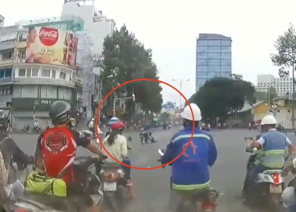 Tên cướp kéo lê cô gái hơn 30m bị bắt khi đang uống cà phê - 1 Hình ảnh chị Thoa bị tên cướp kéo lê trên đường