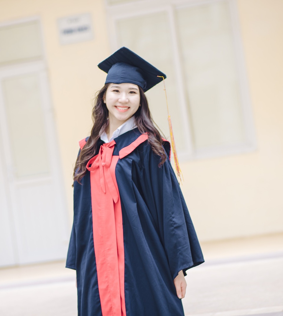 Viết luận bằng thơ Nhật, cô gái dễ thương giành học bổng tiền tỷ đại học Mỹ - 1 Đinh Ngọc Thảo (học sinh lớp 12 chuyên Nhật, THPT Chuyên Ngoại ngữ Hà Nội) xuất sắc giành học bổng cả 4 trường đại học Mỹ mà em ứng tuyển.