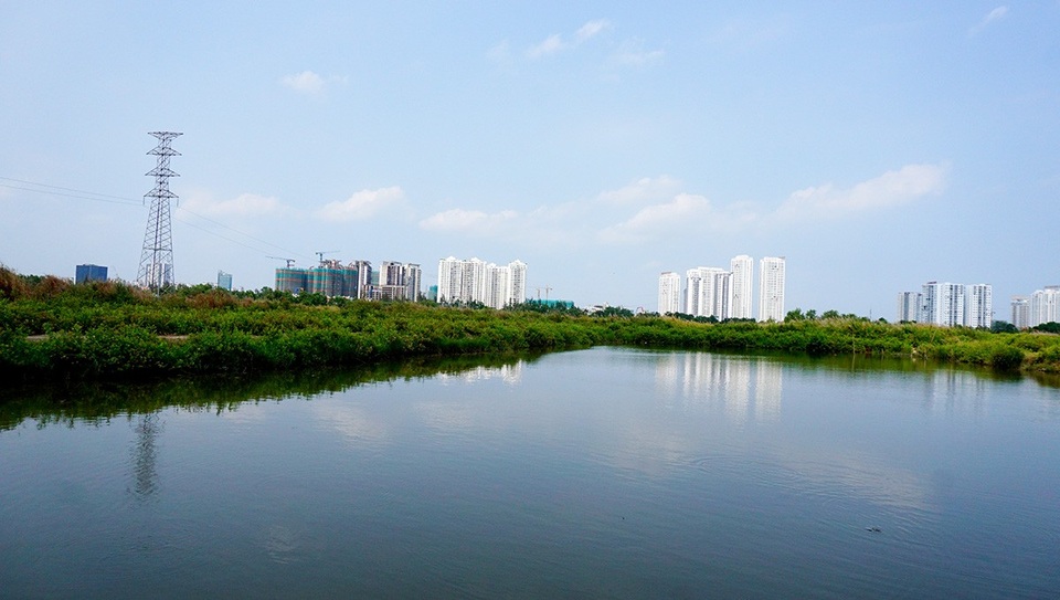Cận cảnh khu đất "khủng" 30 ha, giá "bèo" khiến dư luận "dậy sóng" - 12 Nhìn từ khu đất có thể thấy được các tòa chung cư cao tầng.