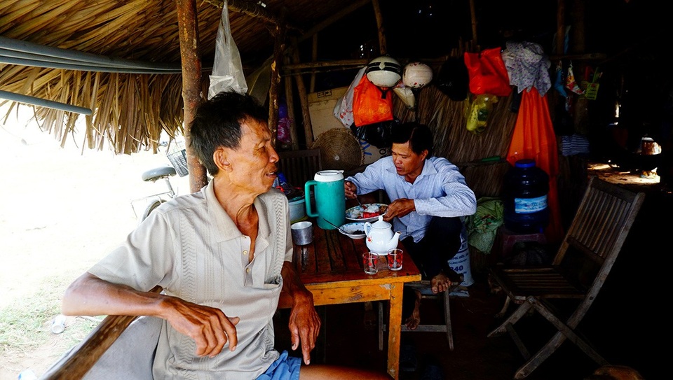 Cận cảnh khu đất "khủng" 30 ha, giá "bèo" khiến dư luận "dậy sóng" - 7 Hiện nay, vẫn còn một số hộ dân dựng chòi ở tạm bên trong khu đất.