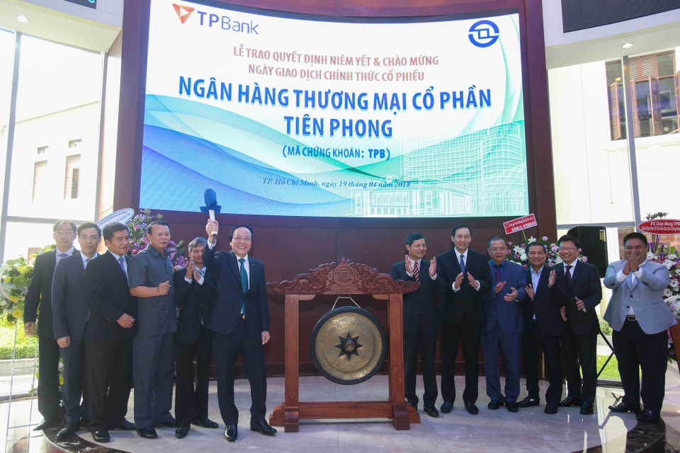 
Hôm nay 19/4, Sở giao dịch chứng khoán TPHCM (HoSE) công bố và trao quyết định niêm yết, chào mừng ngày giao dịch đầu tiên 555 triệu cổ phiếu TPB của Ngân hàng TMCP Tiên Phong (TPBank).
