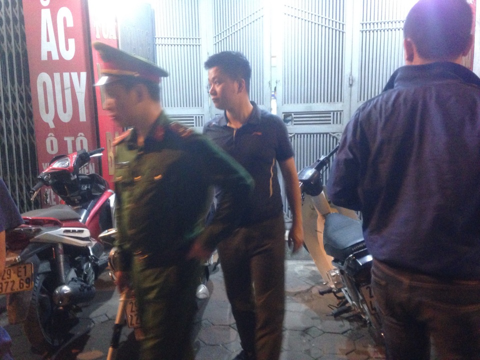 Hà Nội: Bắt nghi phạm dùng súng cướp tiệm vàng trên phố - 2 Hà Nội: Bắt nghi phạm dùng súng cướp tiệm vàng trên phố - 2