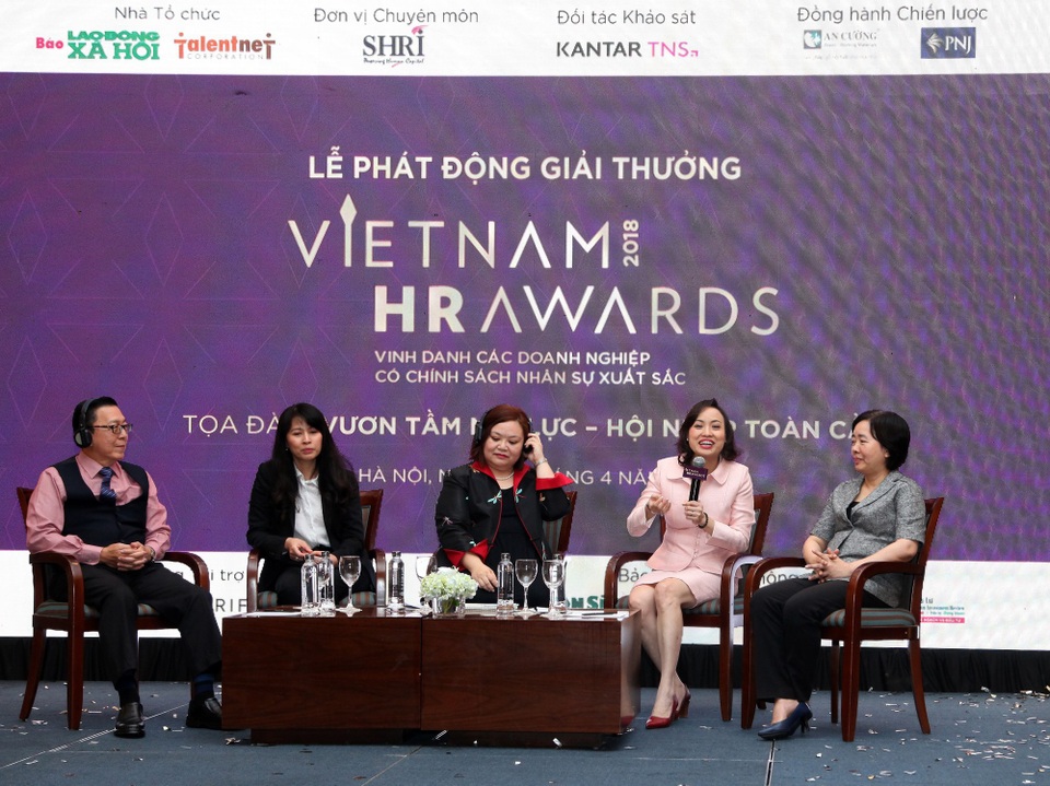 Vietnam HR Awards khởi động mùa giải thứ 3 - 2
Các chuyên gia chia sẻ về chính sách quản lý nhân sự tại tọa đàm Vươn tầm nội lực - Hội nhập toàn cầu