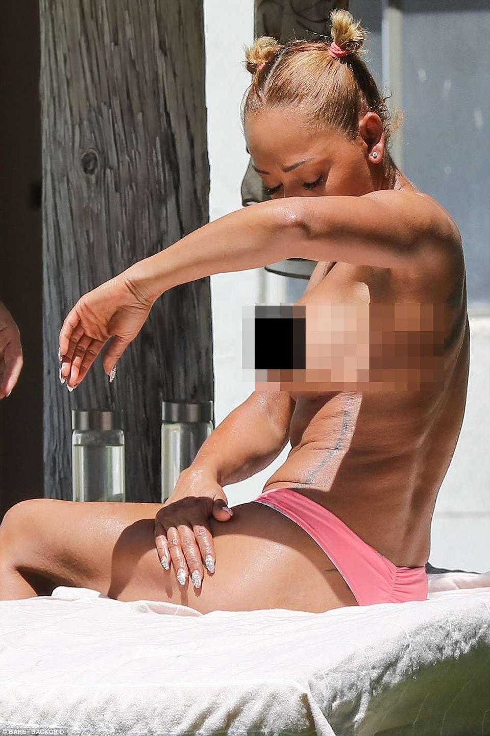 Mel B thản nhiên lộ “vòng một” trước bạn khác giới - 1
Mel B đang đi nghỉ tại một khi resort cao cấp cùng người bạn thân khác giới, Gary Madatyan. Anh thường xuyên xuất hiện bên cạnh cô trong các chuyến du lịch thời gian gần đây, đặc biệt là sau khi cô ly dị chồng, Stephen Belafonte.
