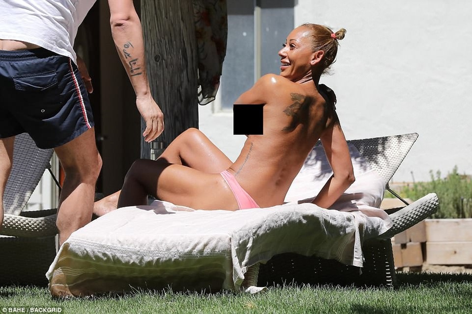 Mel B thản nhiên lộ “vòng một” trước bạn khác giới - 3
Mel B dường như khá thoải mái khi xuất hiện với tình trạng bán khỏa thân trước mặt Gary.