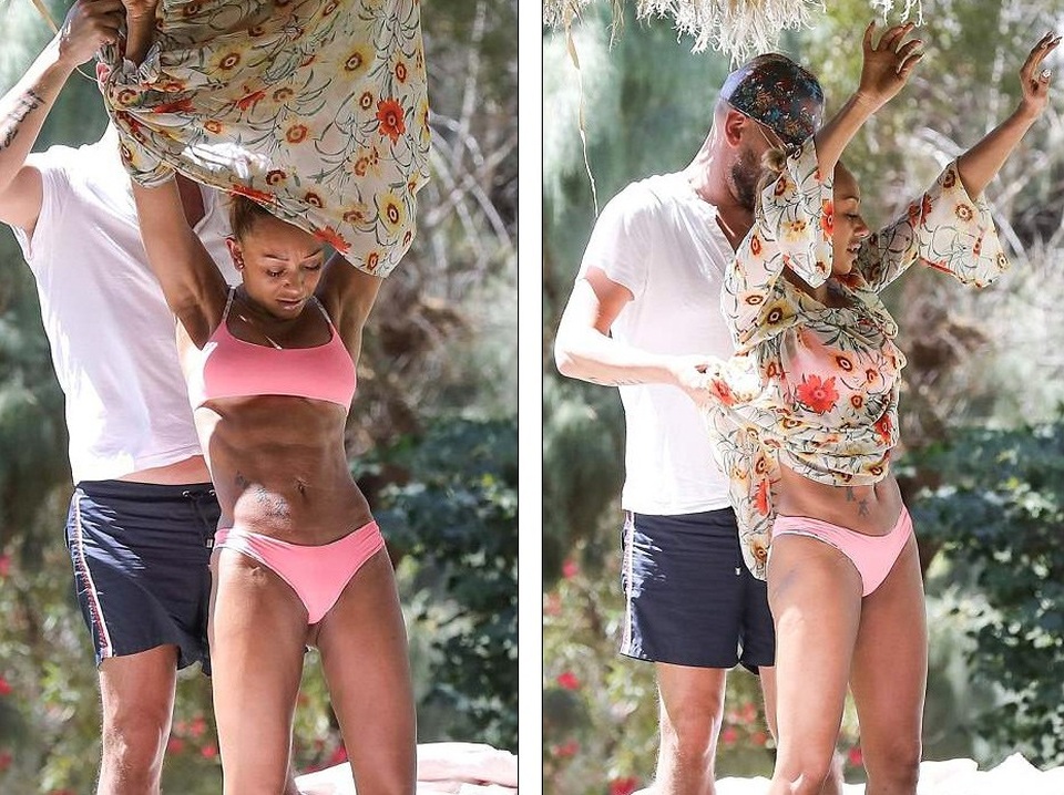 Mel B thản nhiên lộ “vòng một” trước bạn khác giới - 4
Cựu thành viên của nhóm Spice Girls đã có 3 con gái và trải qua một cuộc hôn nhân đổ vỡ. Cô mới chia tay chồng, nhà sản xuất Stephen Belafonte, vào năm ngoái sau 10 năm bên nhau.