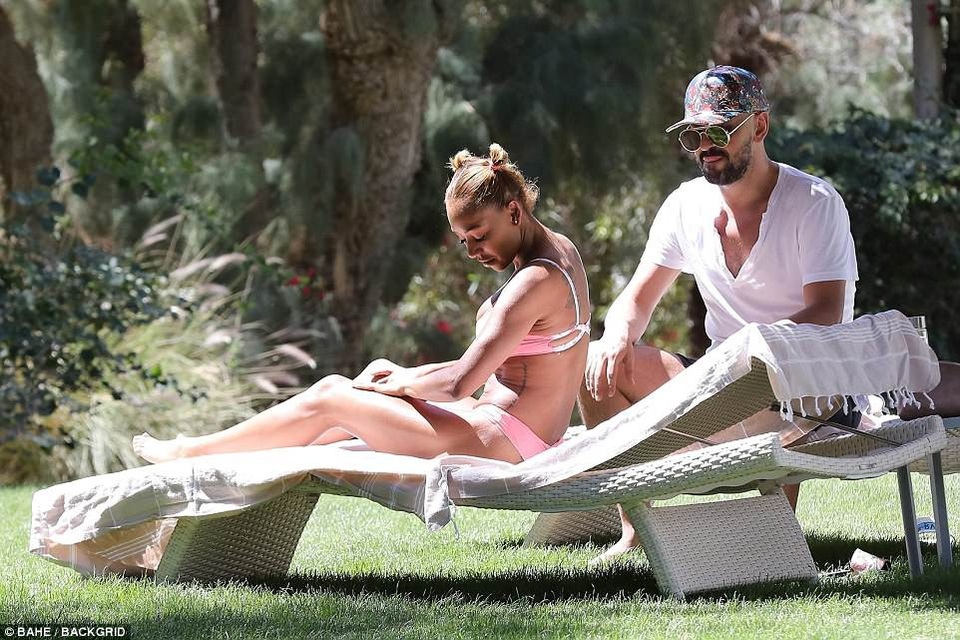 Mel B thản nhiên lộ “vòng một” trước bạn khác giới - 6
Mel B và Gary đã đi nghỉ cùng nhau tại resort 5 sao này khoảng 1 tuần nay. Hai người khá thoải mái khi ở bên nhau.