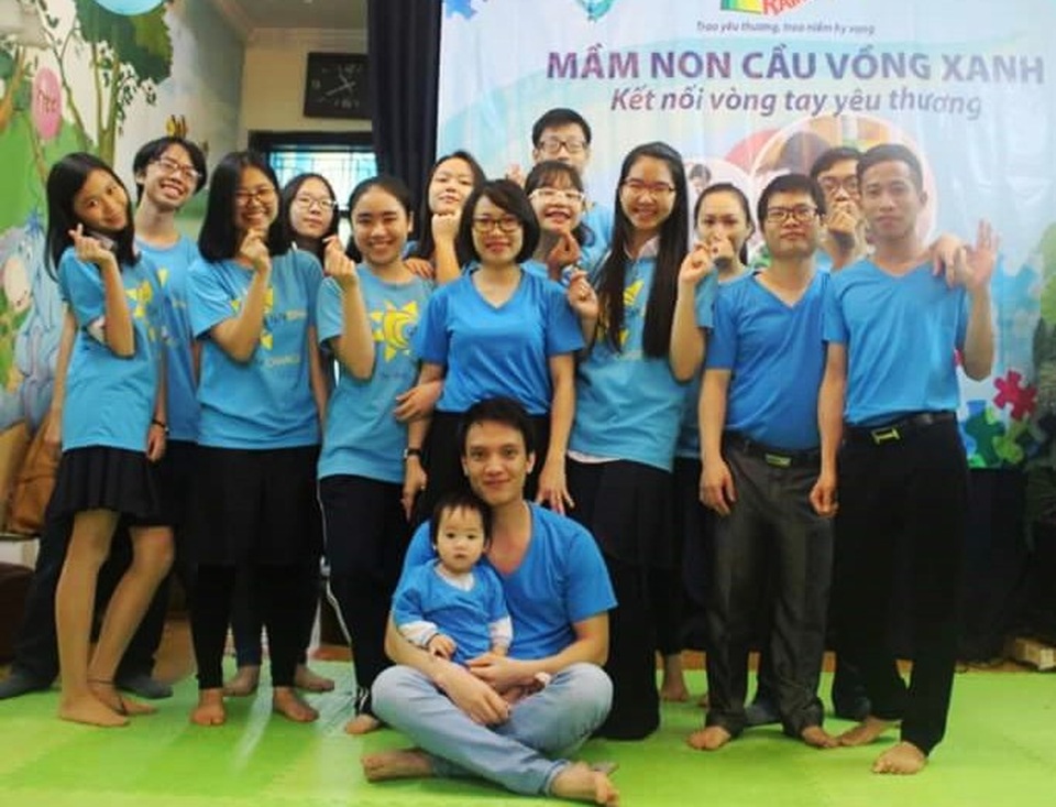 Viết luận bằng thơ Nhật, cô gái dễ thương giành học bổng tiền tỷ đại học Mỹ - 3 Ngọc Thảo trong một sự kiện tình nguyện vì trẻ tự kỷ.