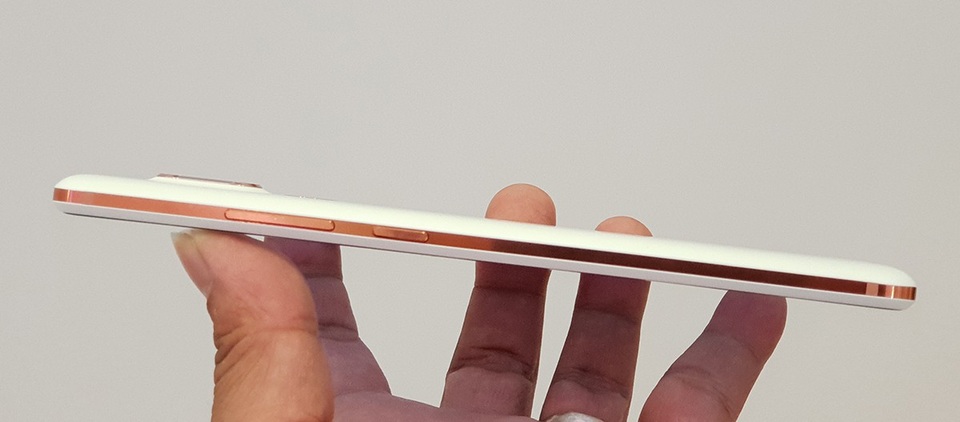 Cạnh phải là vị trí nút nguồn và âm lượng, độ nảy phím khá tốt.