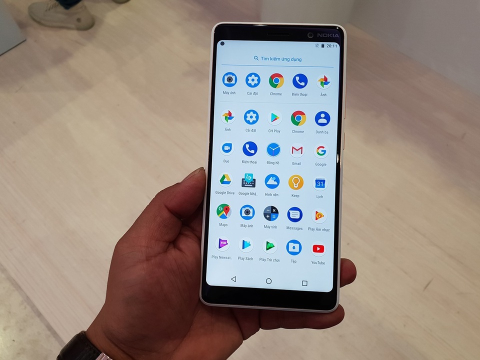 Máy tích hợp RAM 4 GB, bộ nhớ trong 64 GB và nguồn pin dung lượng khá lớn 3.800 mAh. Hãng cũng nói rằng nguồn pin này có thể sử dụng lên đến 2 ngày chỉ với 1 lần sạc.