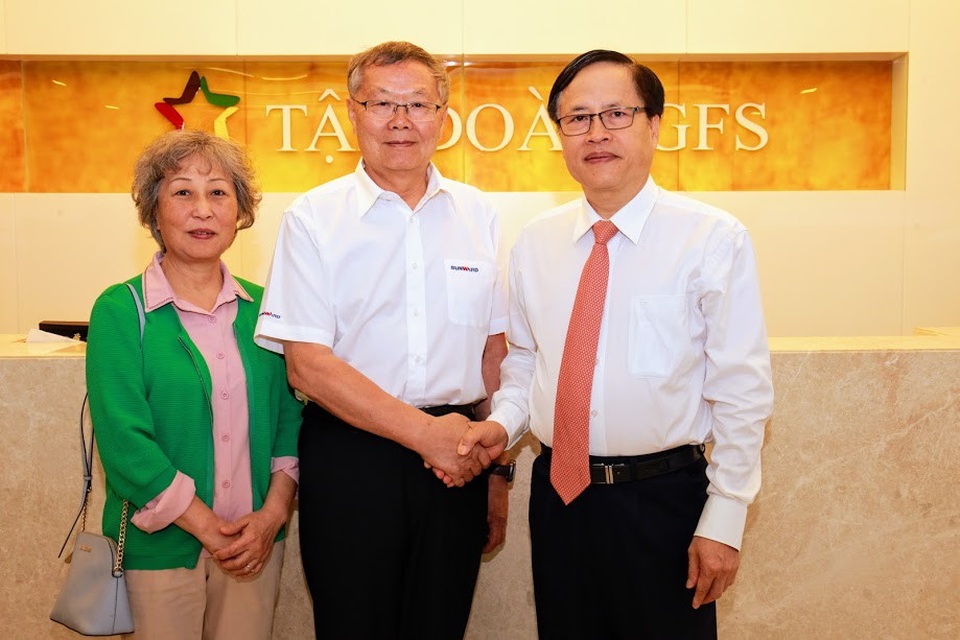 
Chủ tịch Tập đoàn GFS chụp ảnh lưu niệm cùng ông He Qing Hua, Chủ tịch Hội đồng quản trị Tập đoàn Sunward và phu nhân.
