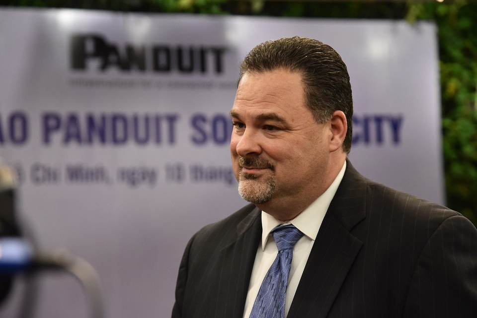 “Ông lớn” Panduit sắp “bước” vào Việt Nam, tham gia thị trường hạ tầng mạng - 3
Ông Chad Reynolds – Phó Chủ tịch phụ trách Marketing tập đoàn Panduit chia sẻ về các yếu tố hỗ trợ phát triển hệ thống cơ sở hạ tầng vật lý tại Việt Nam