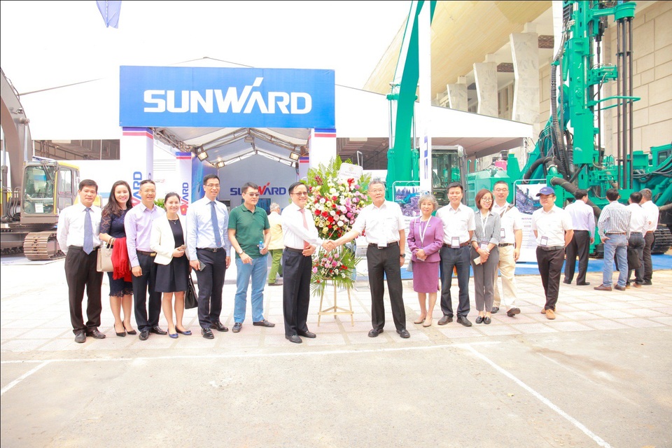 
Lãnh đạo hai Tập đoàn tham quan gian hàng triển lãm của Sunward tại Hà Nội
