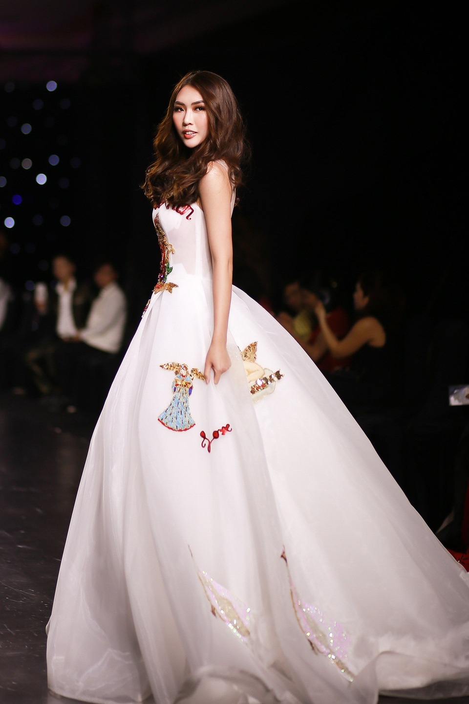 Tường Linh làm vedette trong show thời trang - 6