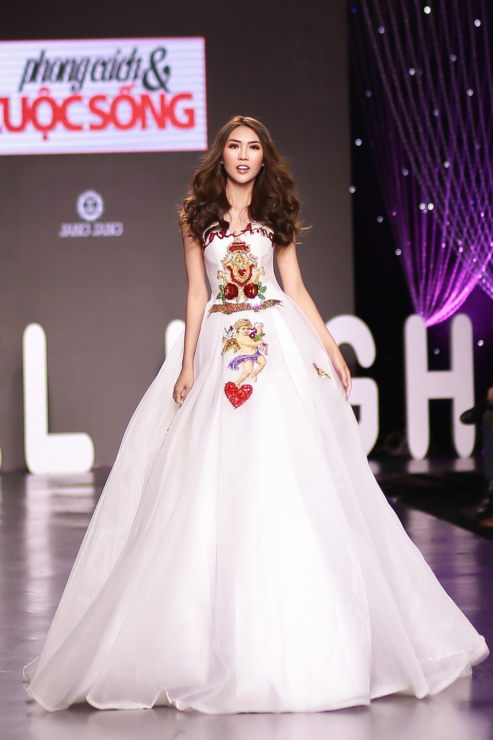 Tường Linh làm vedette trong show thời trang - 5