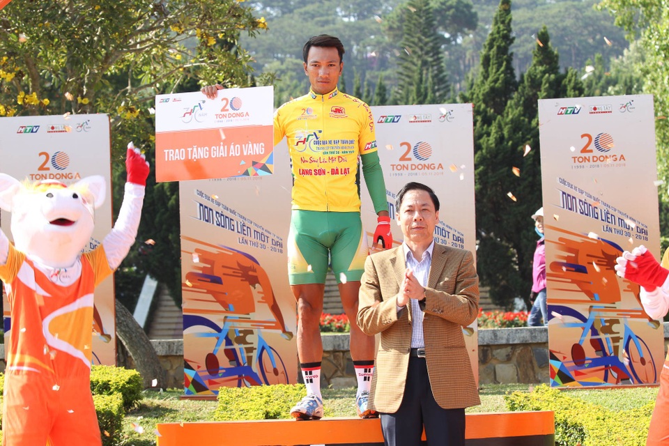 Nguyễn Thành Tâm lần thứ 6 thắng chặng tại giải xe đạp xuyên Việt 2018 - 2 Nguyễn Thành Tâm cũng giữ áo vàng sau chặng 20 của giải