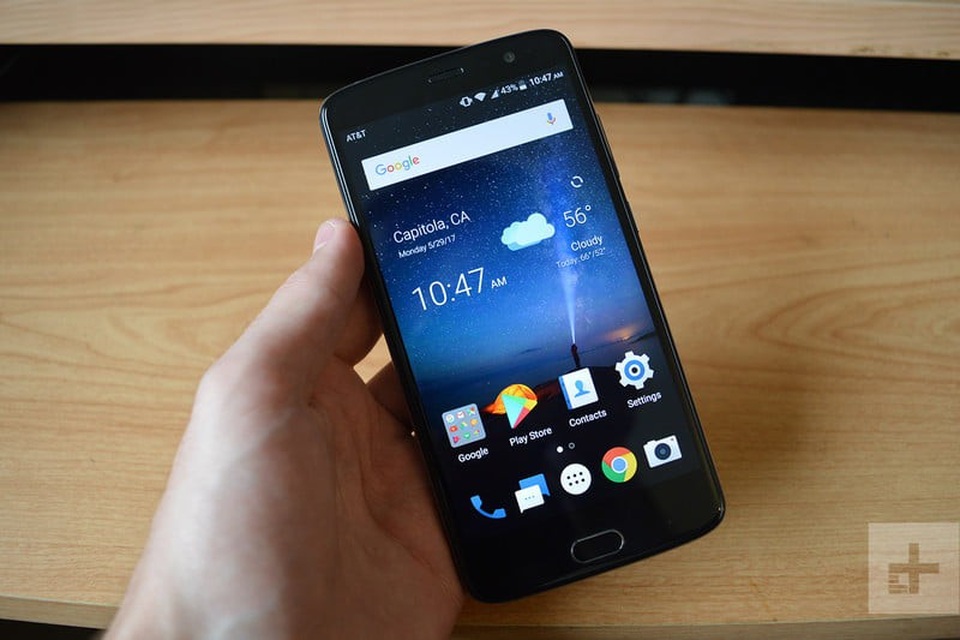 Lệnh cấm đối với ZTE có thể là "án tử" cho hãng smartphone này - 2 ZTE Blade V8 Pro với giao diện hệ điều hành Android.
