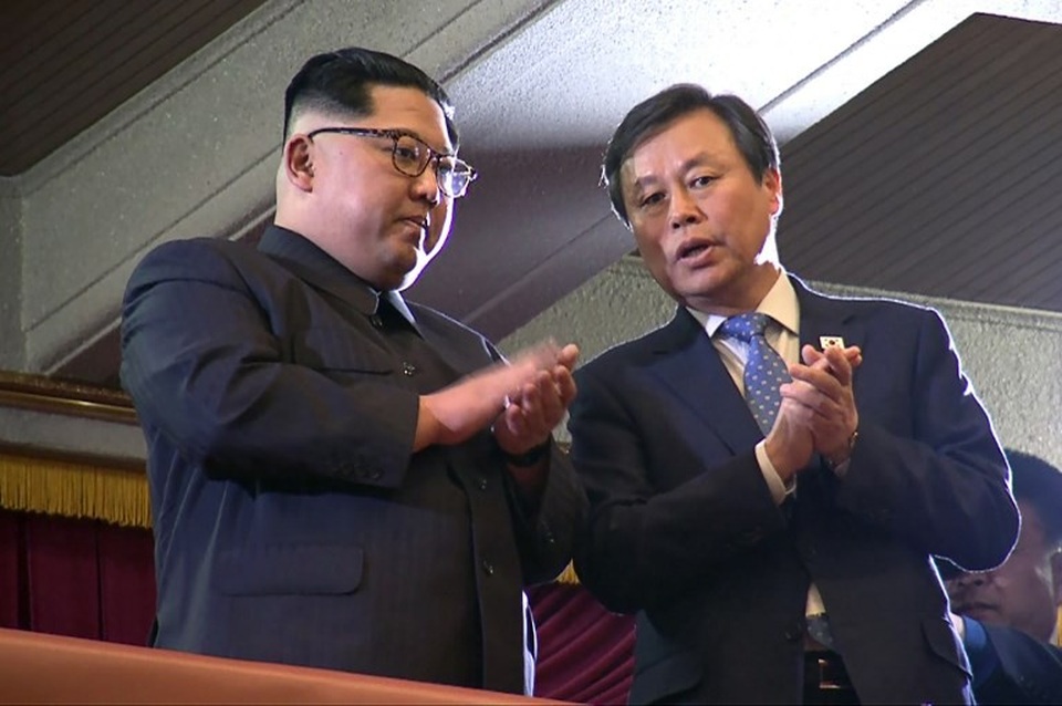 Nhà lãnh đạo Triều Tiên xúc động khi xem nghệ sĩ Hàn Quốc biểu diễn - 4 Ông Kim Jong-un trao đổi cùng Bộ trưởng Văn hóa, Thể thao và Du lịch Hàn Quốc Do Jong-whan tại chương trình nghệ thuật ở Bình Nhưỡng (Ảnh: AFP)