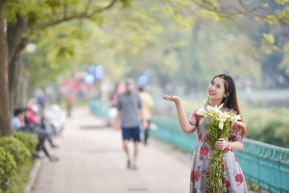 Thời điểm này, nhiều người yêu hoa cũng tranh thủ chụp ảnh lưu lại những khoảnh khắc đẹp