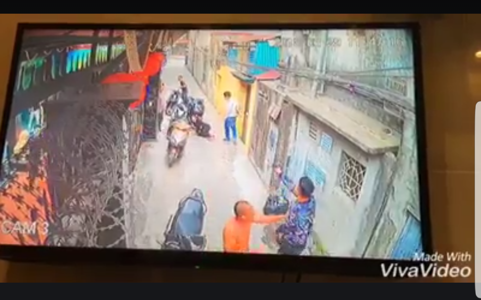 Công an Hải Phòng lên tiếng vụ côn đồ nổ súng khiến một phụ nữ trọng thương - 1
Sau tiếng súng nổ, người phụ nữ ngã gục xuống đường (ảnh cắt từ clip Facebook)