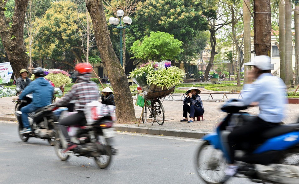 Những gánh hàng hoa chở sắc trắng của hoa loa kèn làm nên nét đặc trưng rất riêng cho tháng 4 Hà Nội.