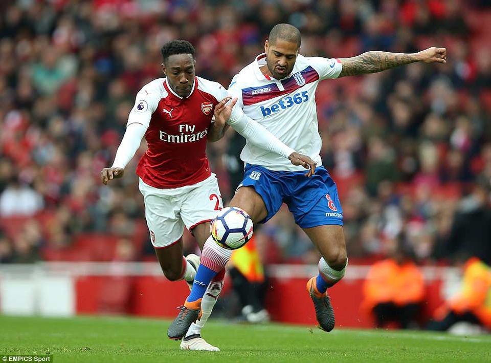 Arsenal 3-0 Stoke City: Những phút cuối rực rỡ - 3
Welbeck (trái) đi bóng trước sự truy cản của Johnson (phải)