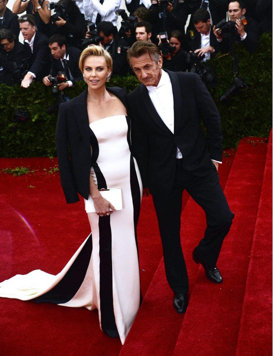 Sao “hối không kịp” vì vừa yêu vừa hợp tác công việc - 4 Nữ diễn viên Charlize Theron, 42 tuổi, và nam diễn viên Sean Penn, 57 tuổi