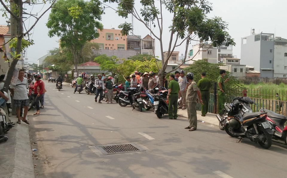 Thi thể trẻ sơ sinh bị bỏ bên đường - 1 Công an phong tỏa, khám nghiệm hiện trường