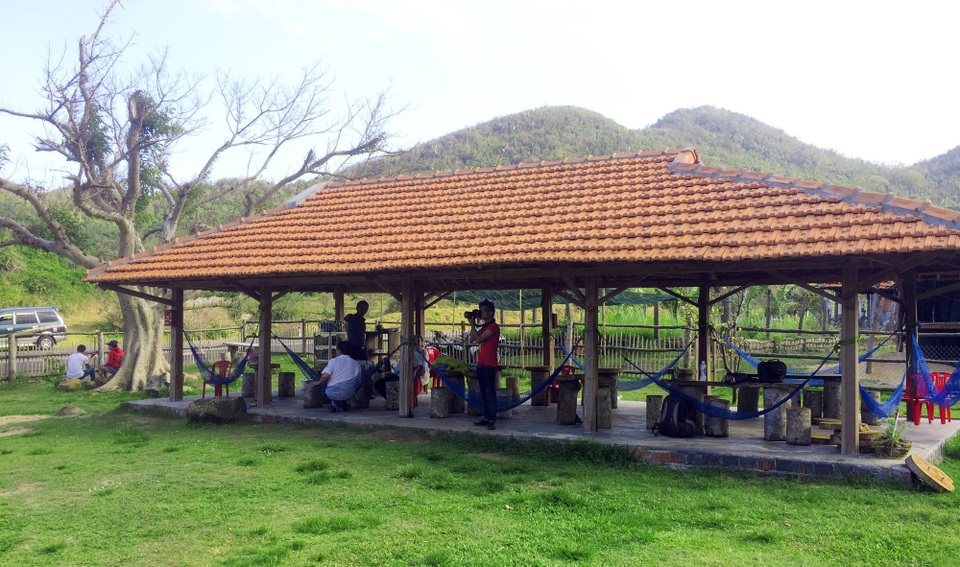 Điểm “sống ảo” với hai cây sung 100 tuổi cực chất ở Phú Yên - 9 Tại trang trại có phục vụ ăn uống, võng nằm mát cho khách tham quan và khách đi đường