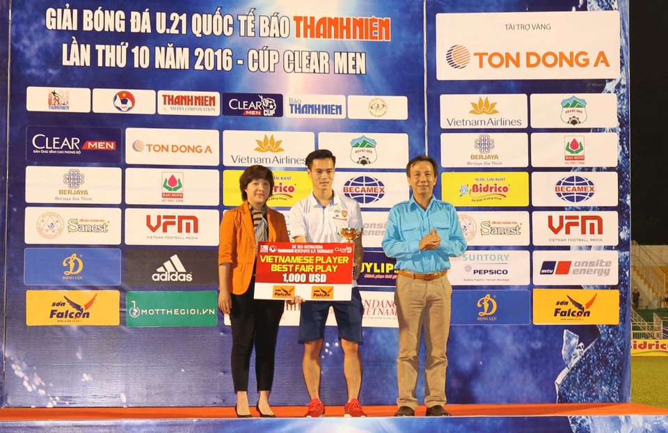 Mối duyên bóng đá trẻ của sơn Falcon - 3
Bà Ngô Hồng Vân (trái) tại giải U21 quốc tế 2016, lần đầu tiên Sơn Falcon tham gia tài trợ