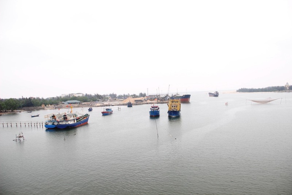Xác định nguyên nhân ban đầu khiến cá chết trôi dạt vào bờ biển Quảng Trị - 1 Xuất hiện tình trạng cá chết trôi dạt vào bờ biển Quảng Trị